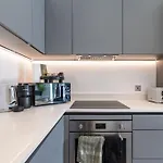 Elegant Apartment 4