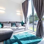 Elegant Apartment 4