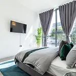 Elegant Apartment 4