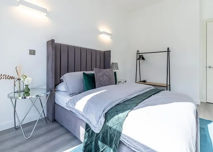 Elegant Apartment 4
