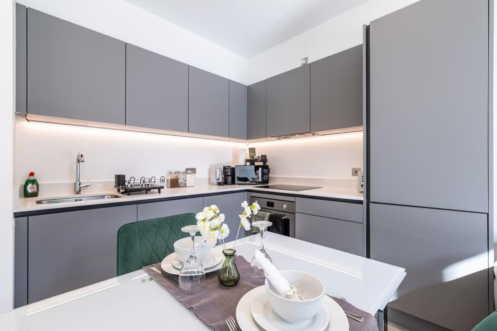 Elegant 4 Apartment *
